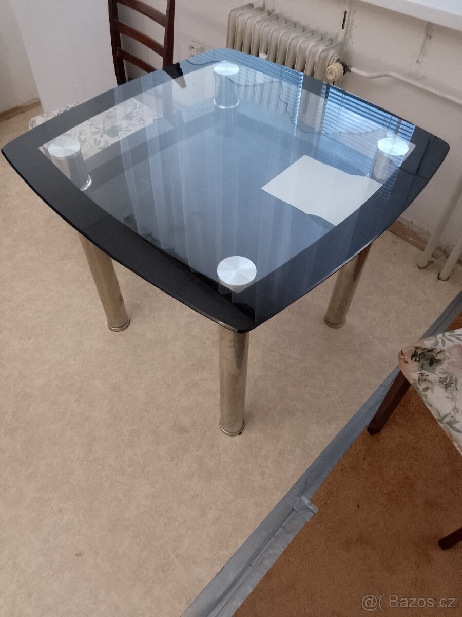 Sklo kovový stůl