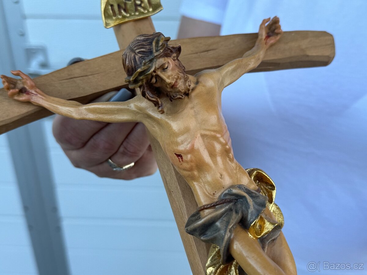 Pěkný dřevěný kříž s malovaným Ježíšem 45cm
