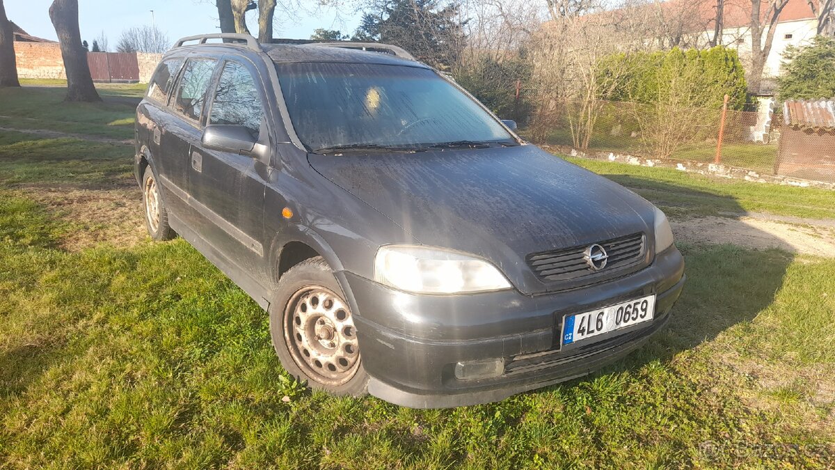 Poškozený Opel - oprava nebo díly