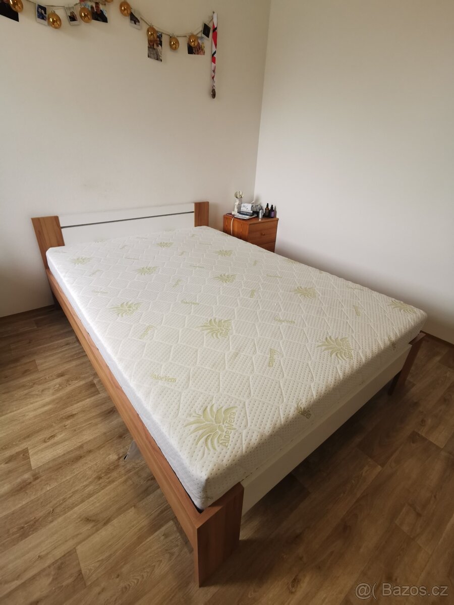 Postel s tastickovou matraci poseidon