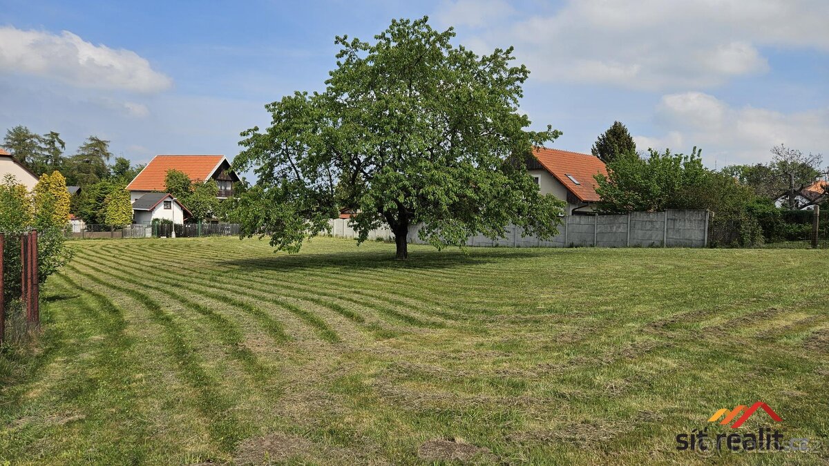 Krásný stavební pozemek v Doubravčicích, 1634 m2, veškeré sí