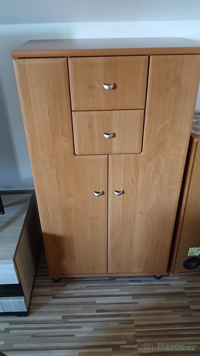Psací stůl a komoda