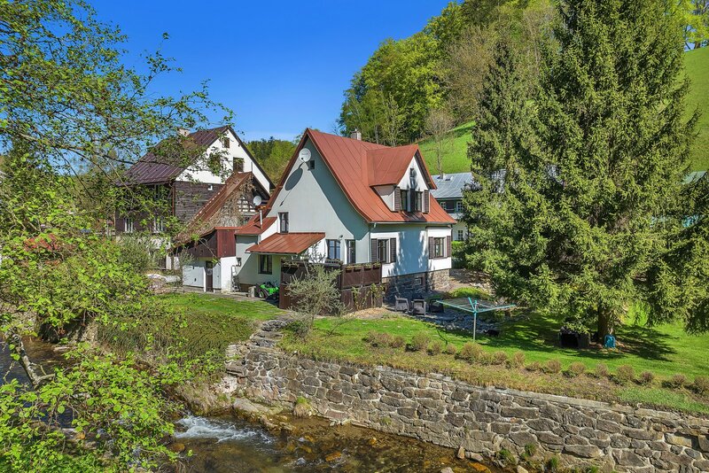 Rodinný dům s garáží a penzionem, Dolní Dvůr, Krkonoše, okre