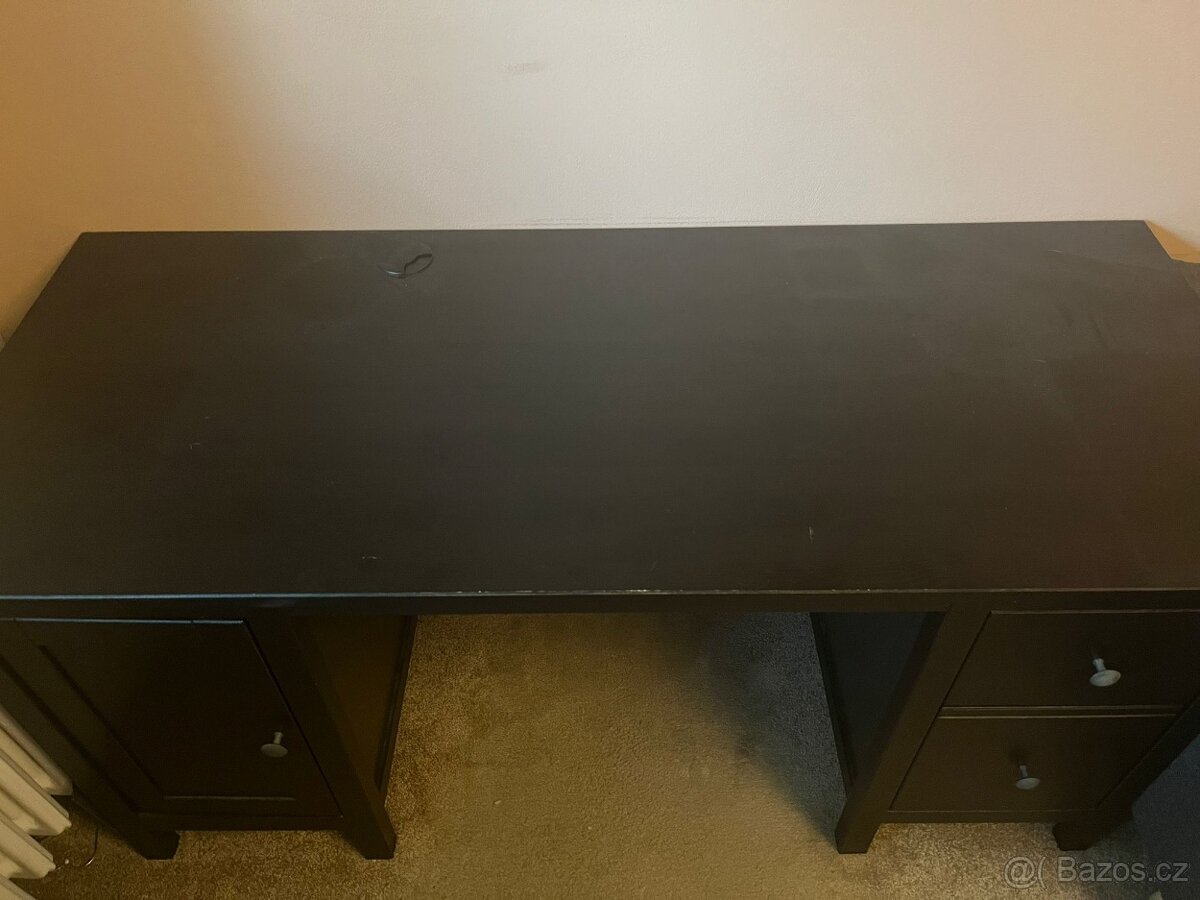 Pracovní stůl Hemnes a kancelářská židle