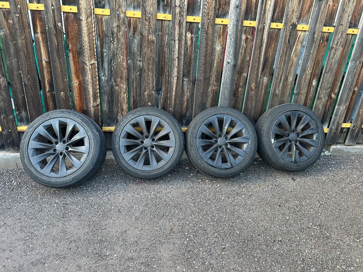 Tesla Model X, 20”