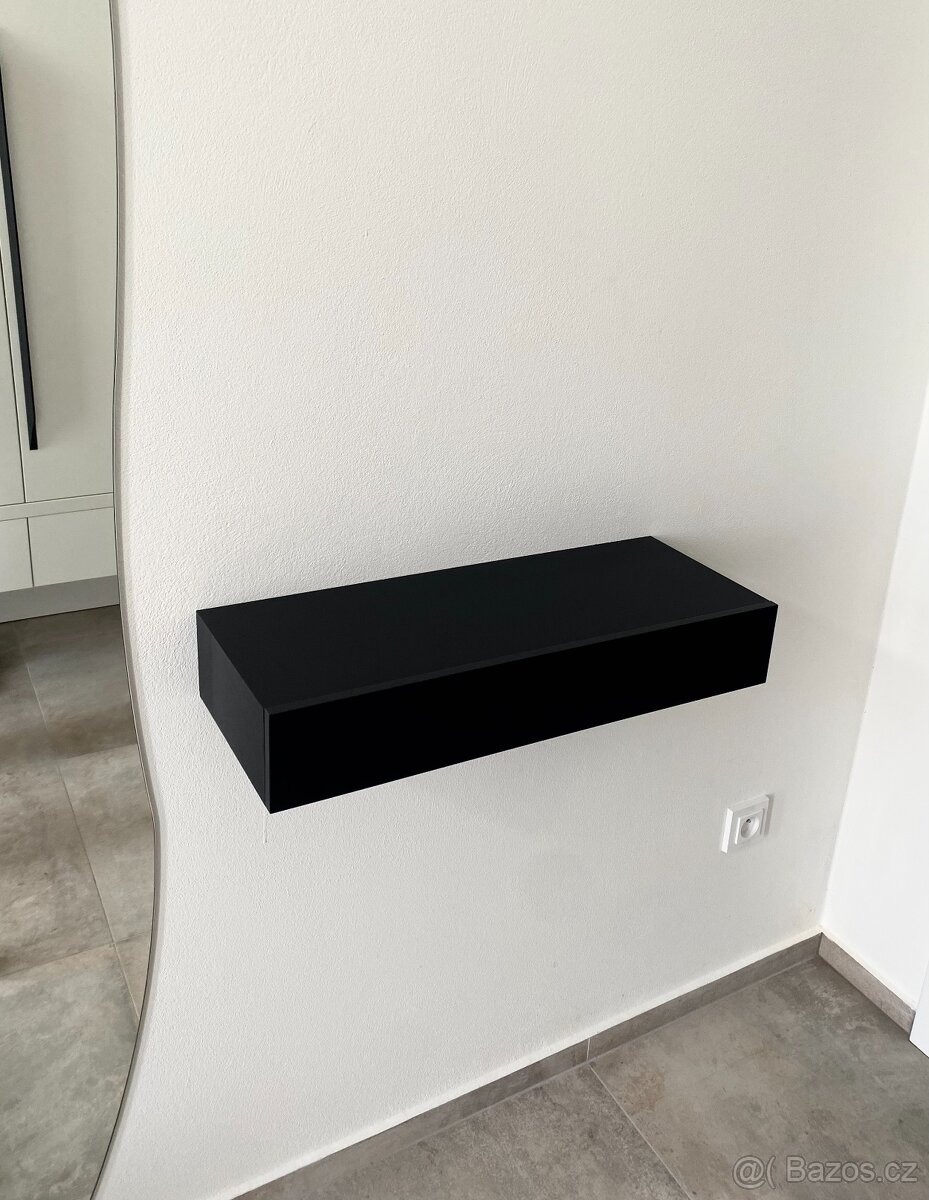 Černá nástěnná šuplíková skřínka polička