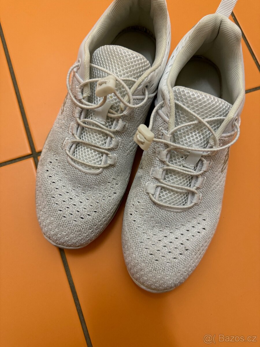 Dámské lehké tenisky na šňůrku vel. 39
