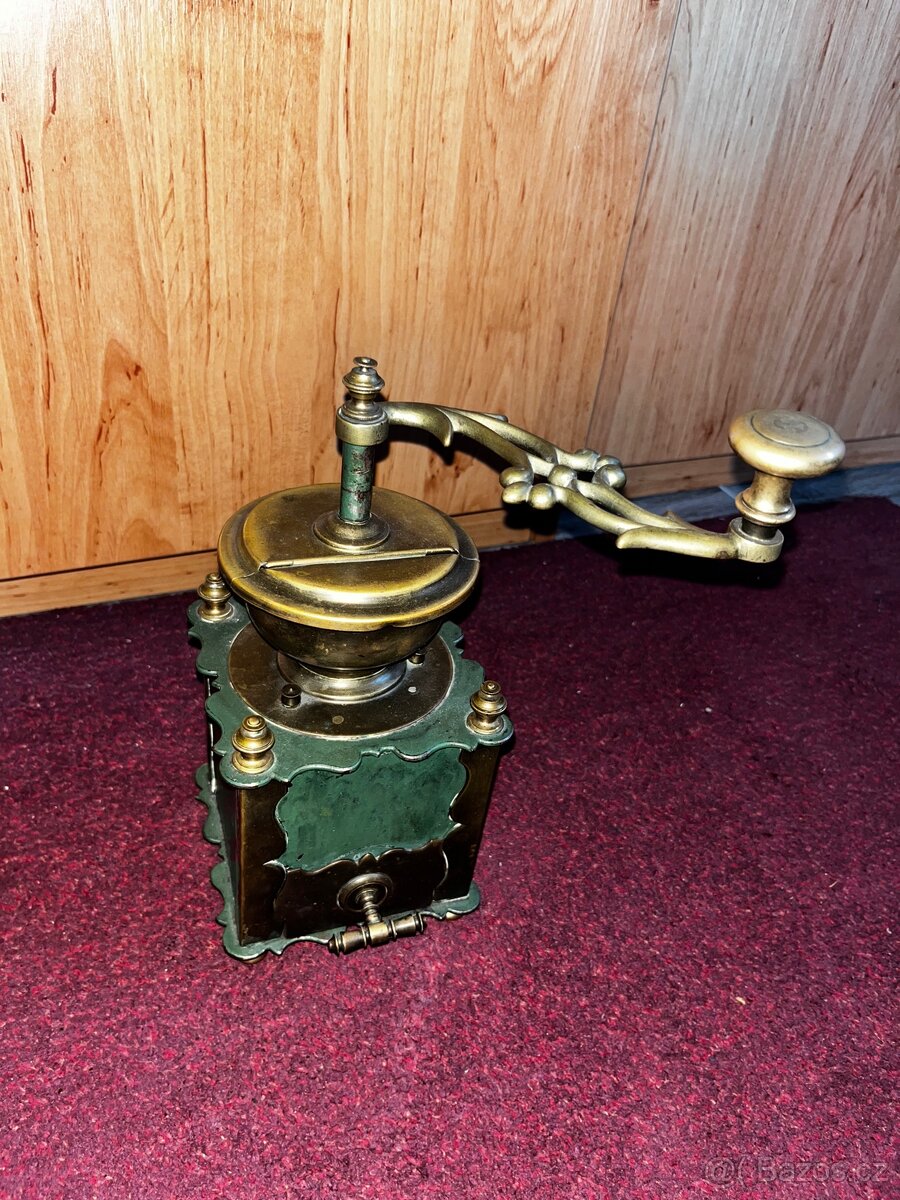 Starožitný mlýnek na kávu – mosaz + zelený smalt