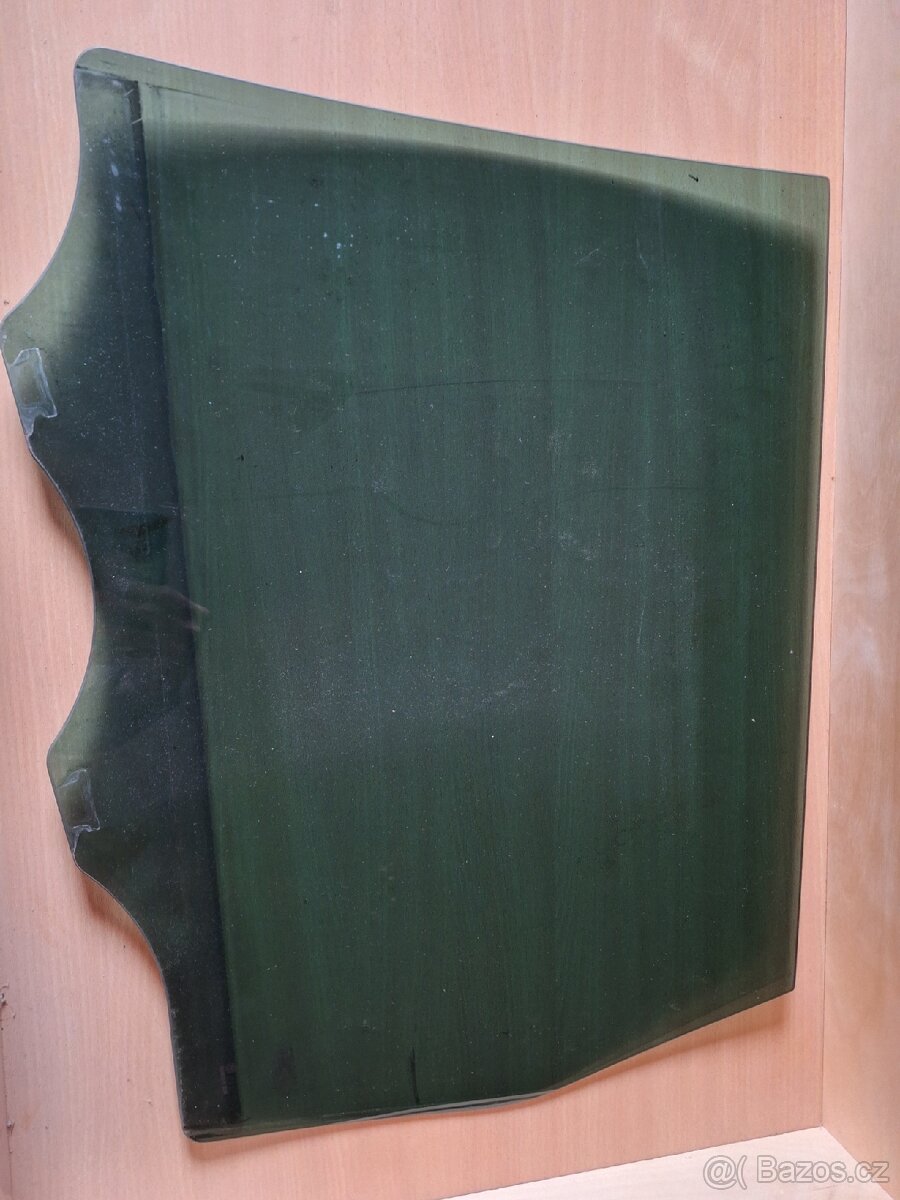 Sklo zadních P dveří Touareg 7P