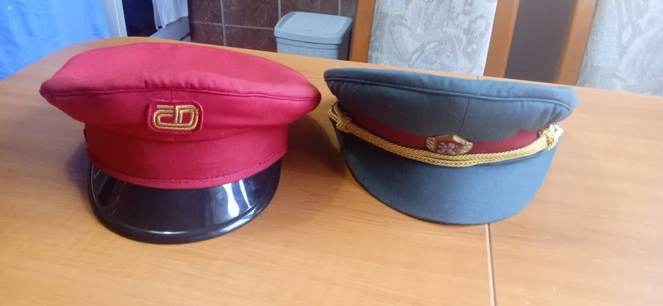 Čepice výpravčí a VB