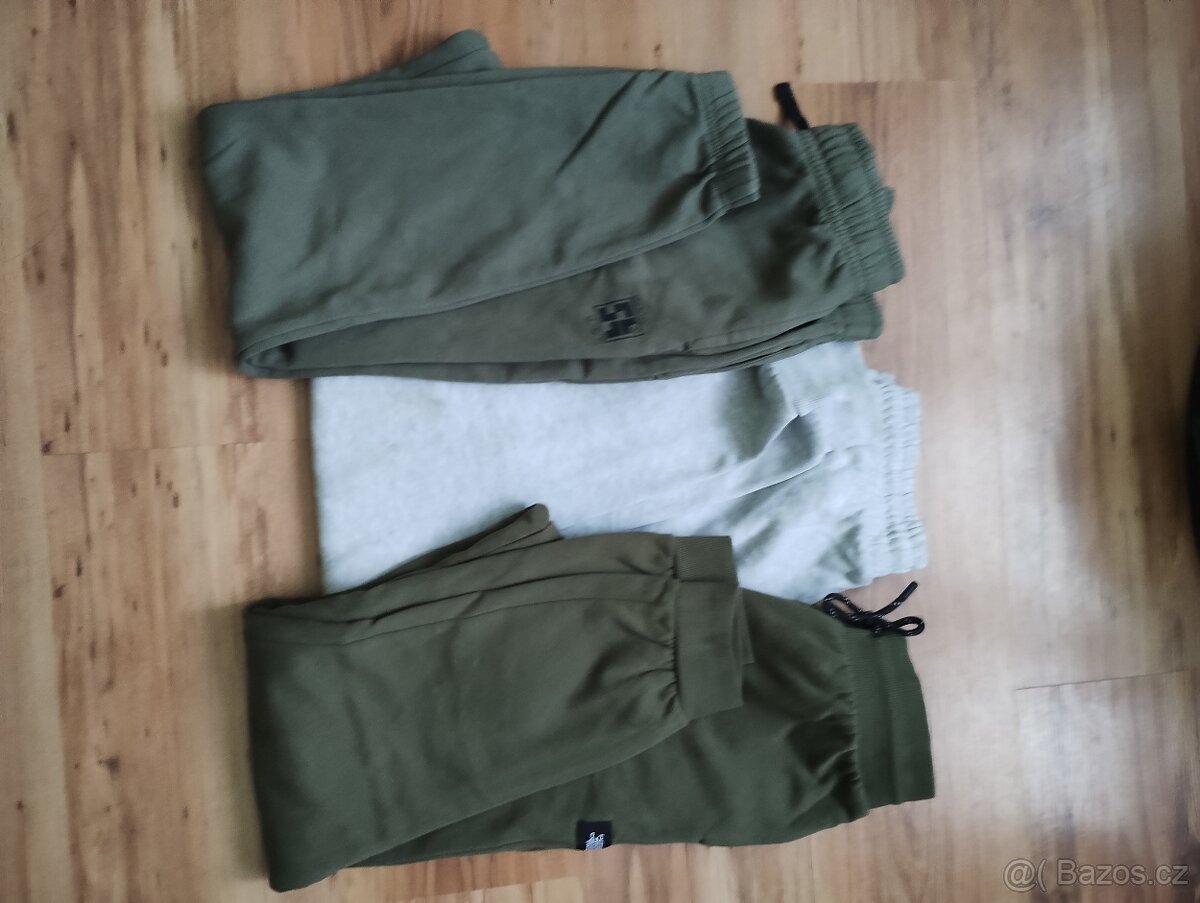 2x zelené tepláky délka 96cm