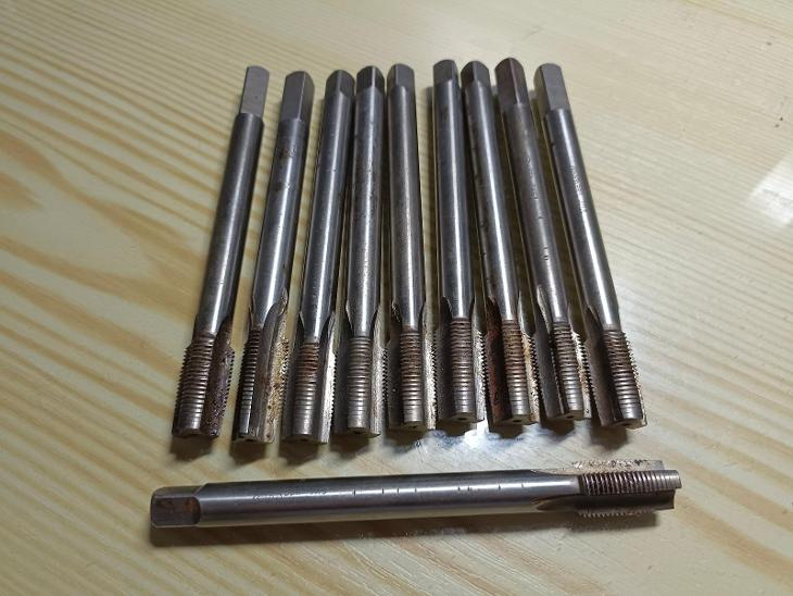 Závitník M12x1