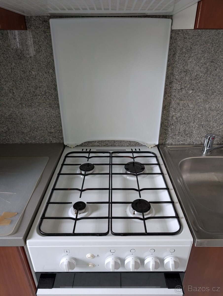 Plynový sporák MORA, digestoř Zanussi