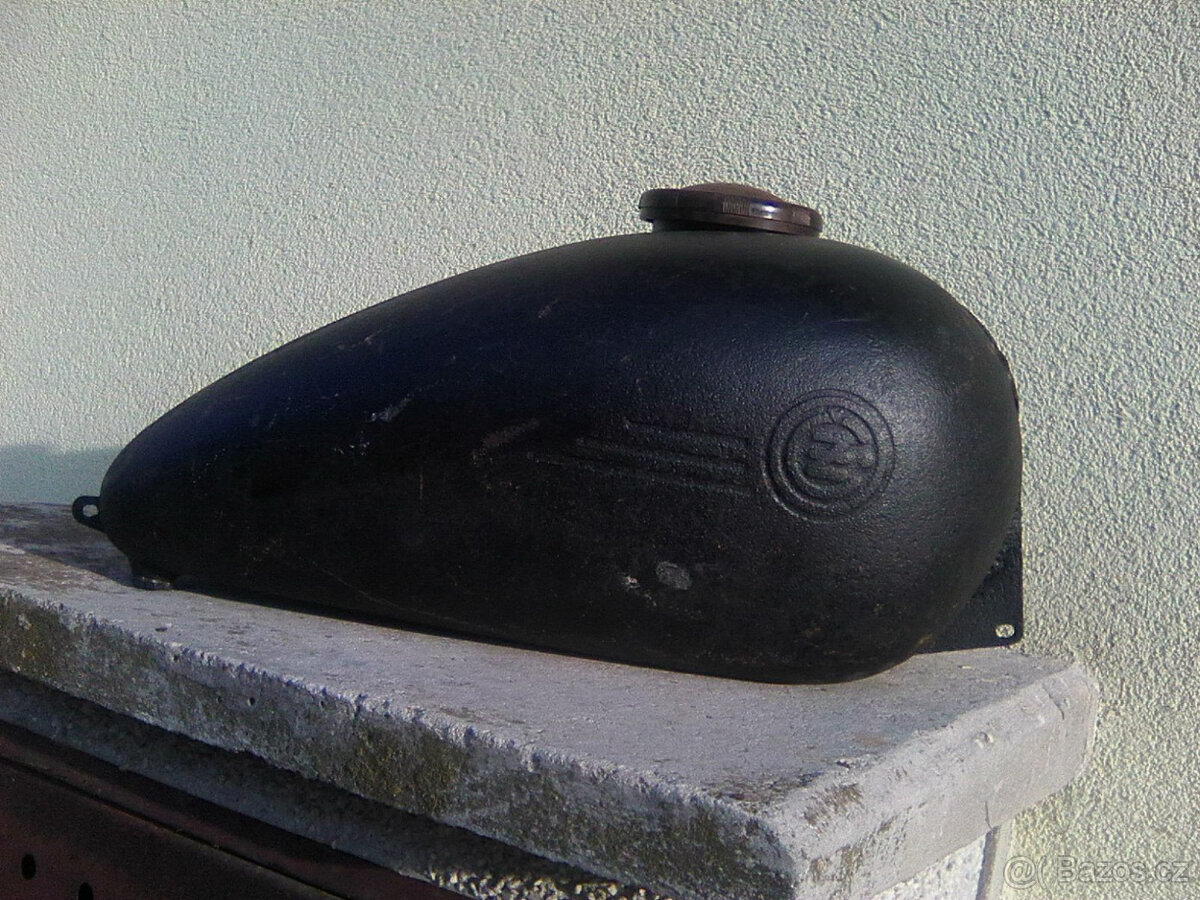 čz 125/150- nádrž,kryty motoru,kola,výfuky s koleny,zástěrka