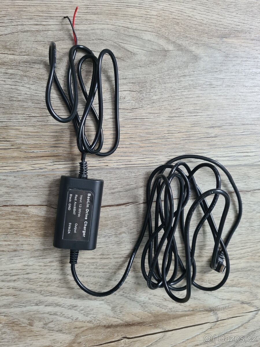 Měnič napětí k napájení palubní kamery/navigace