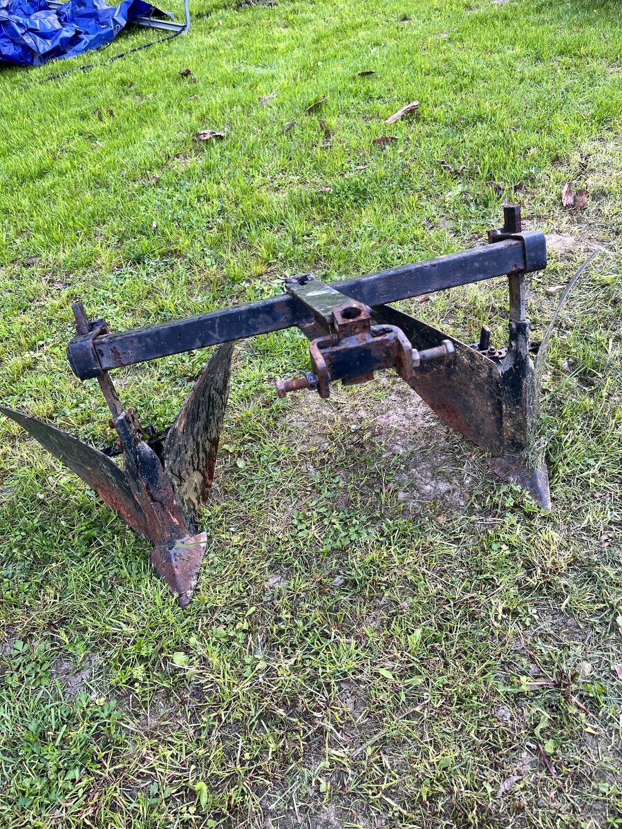 Dvouradličný pluh za malotraktor