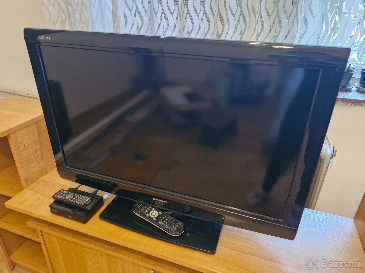 Televize zn. SHARP možno vzít včetně skříňky pod TV