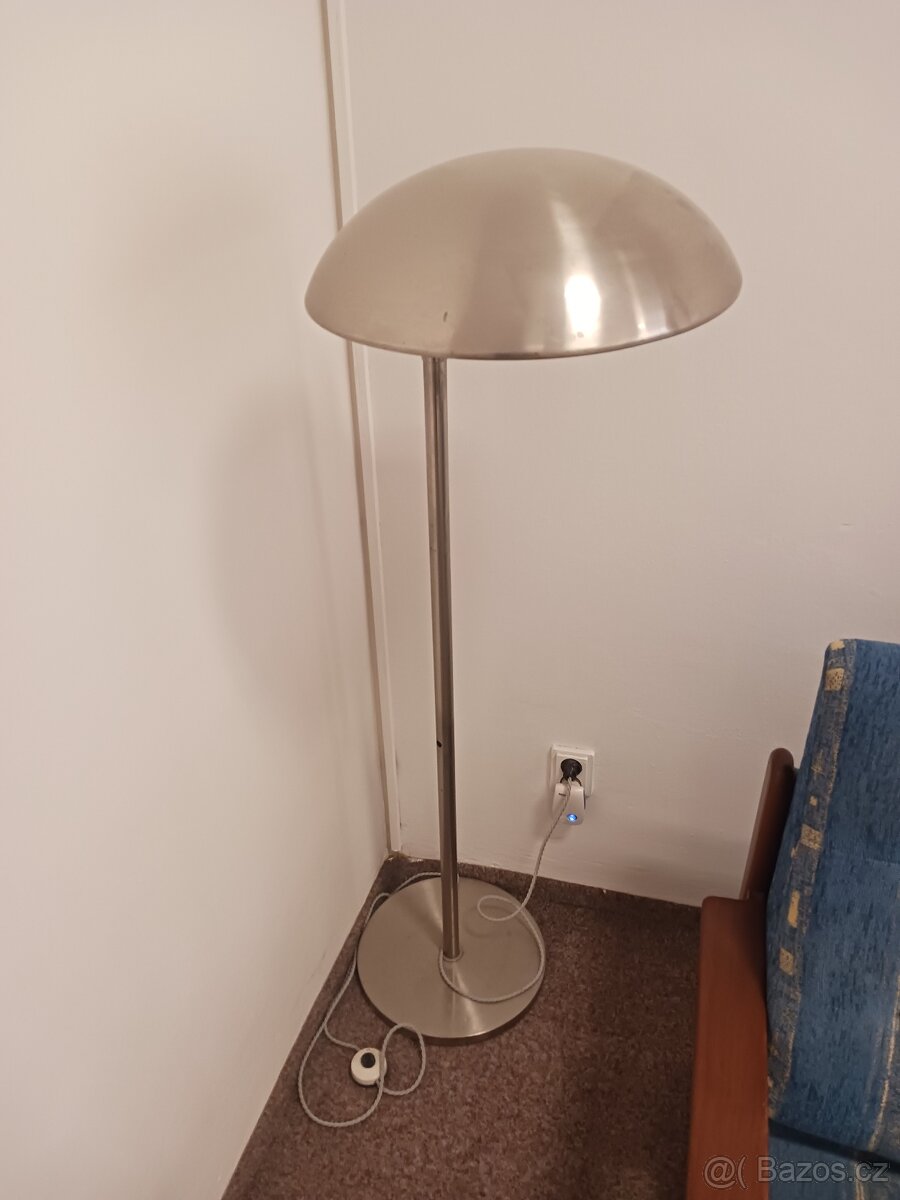 Funkcionalistická stojací lampa