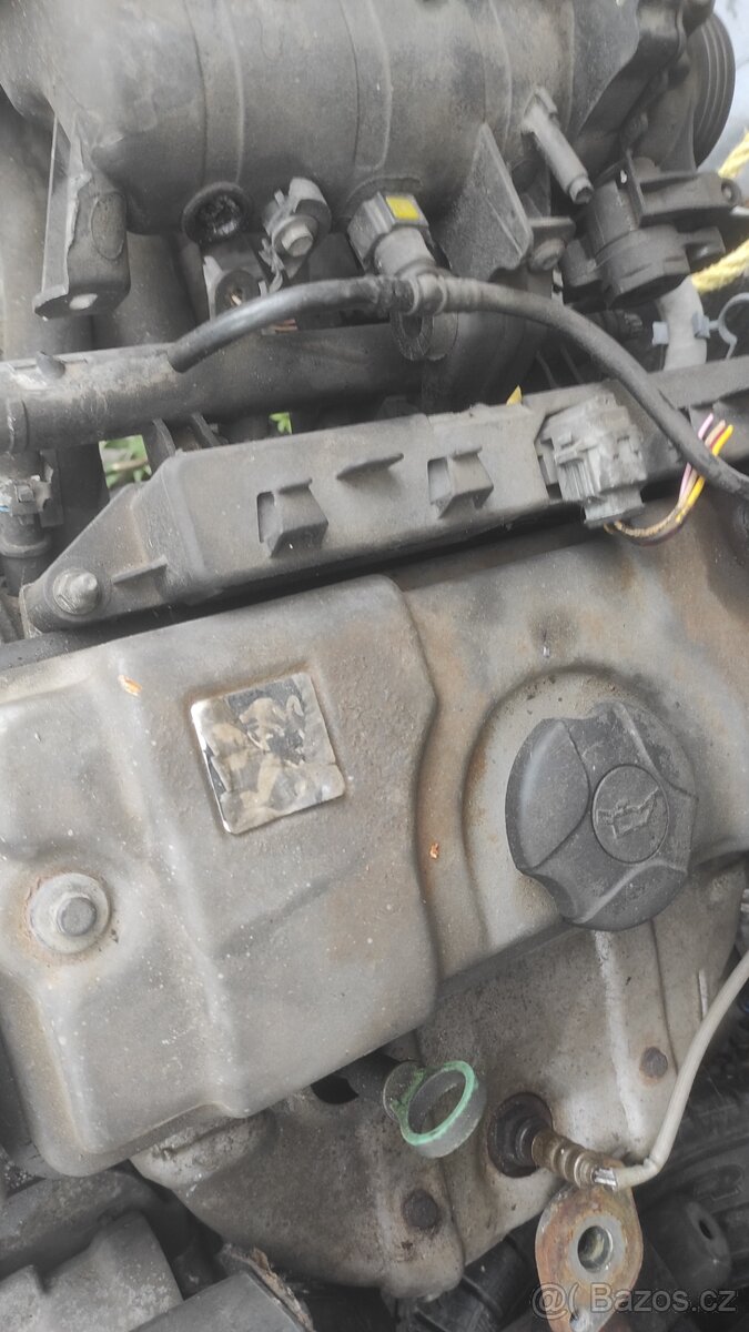 Peugeot Partner 1,4 - kompletní motor typ KFW , díly z vozu