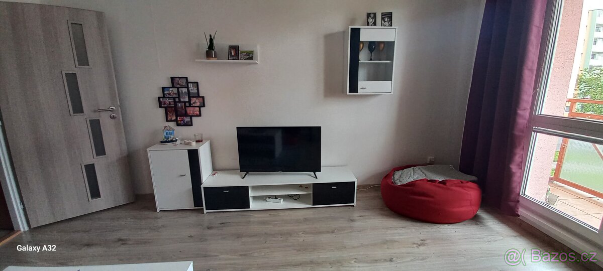 Obývací stěna komplet s konferenčním stolem