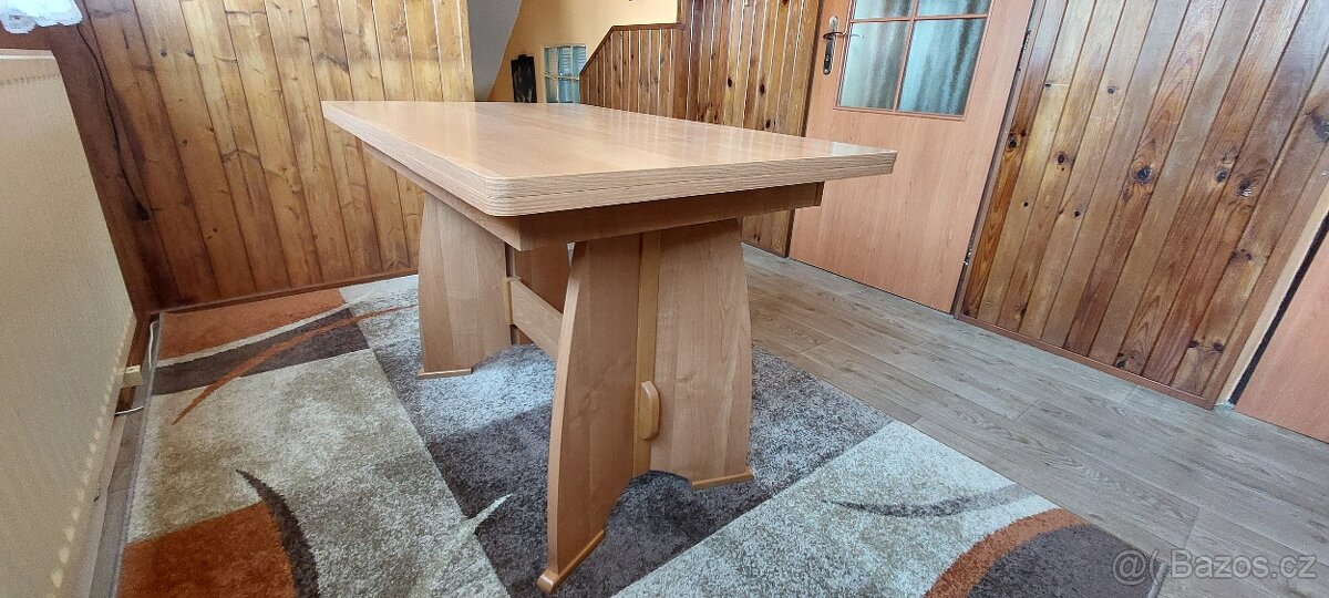 Rozkládací jídelní stůl – zachovalý