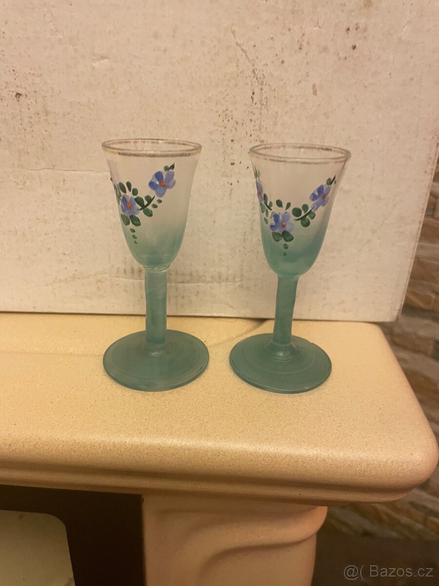 Sklenička na stopce