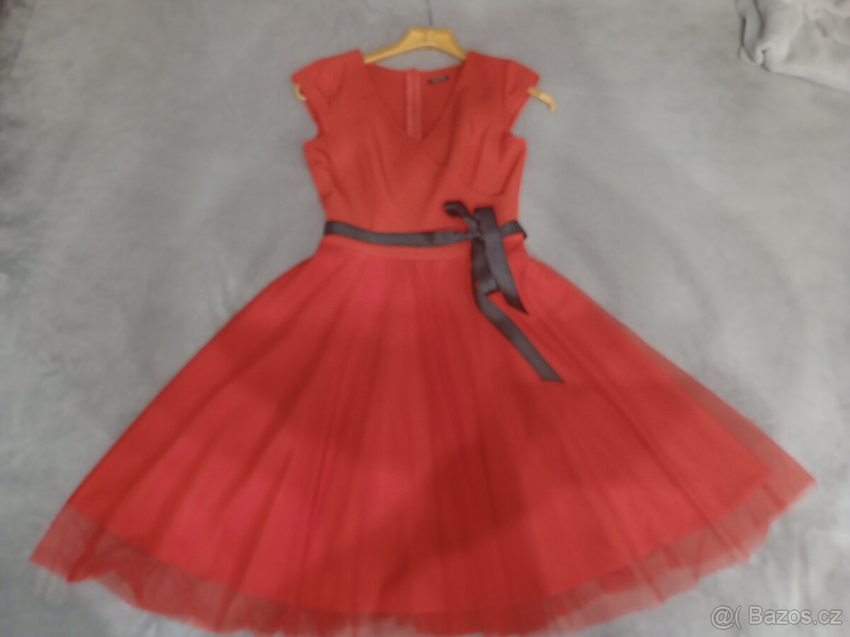 Červené šaty Bára styl