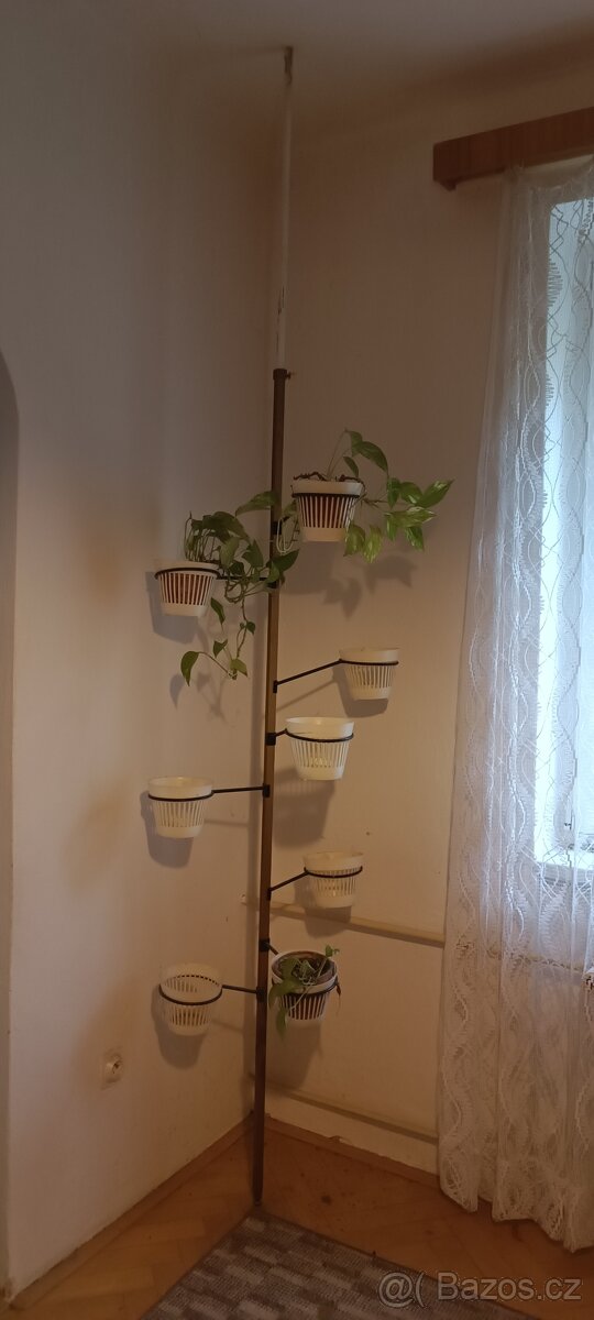 Teleskopický stojan na květiny