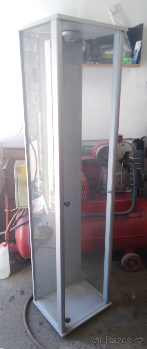 Skříň prosklená