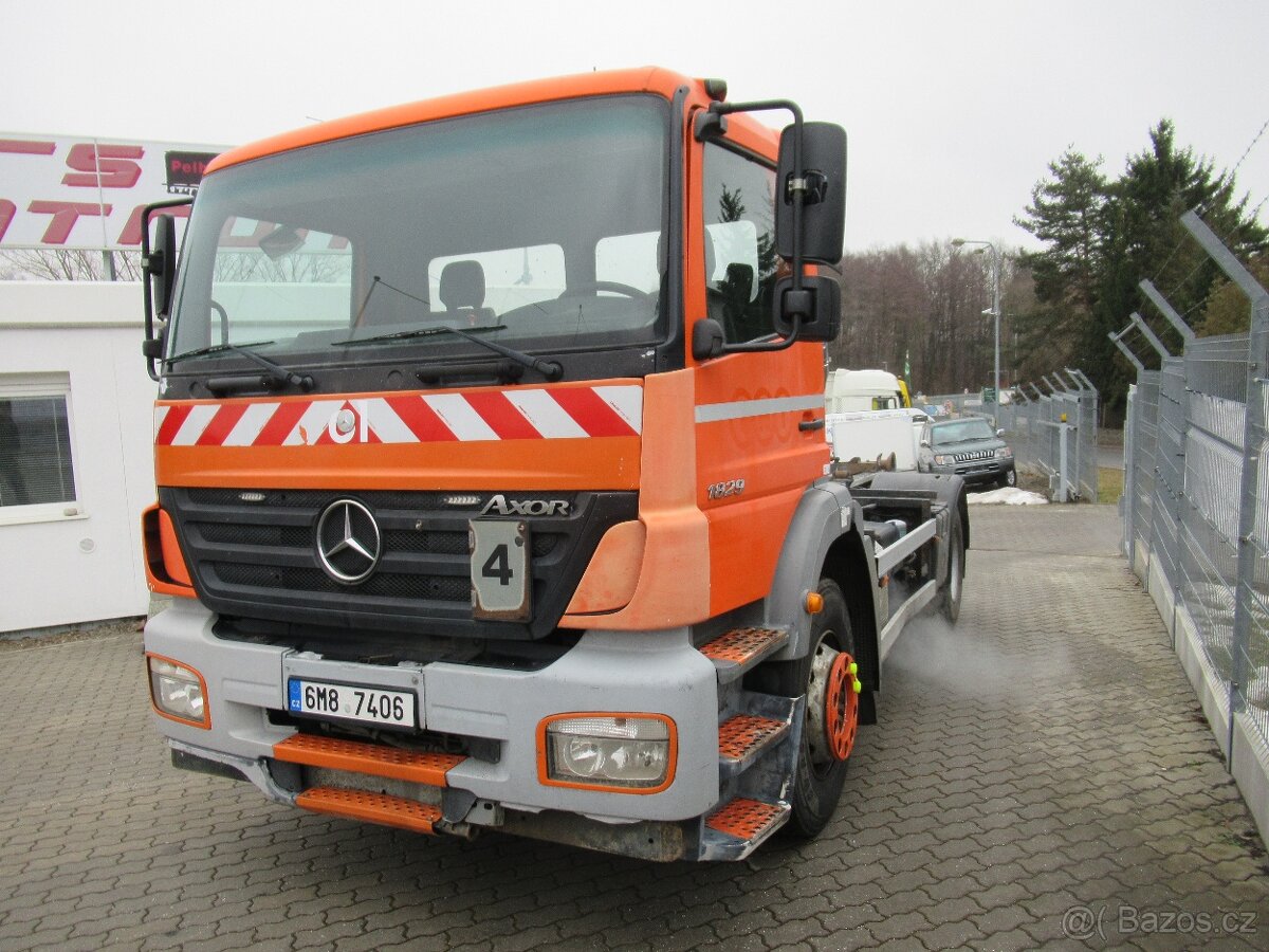 MB Axor 1829 hákový nosič kontejnerů