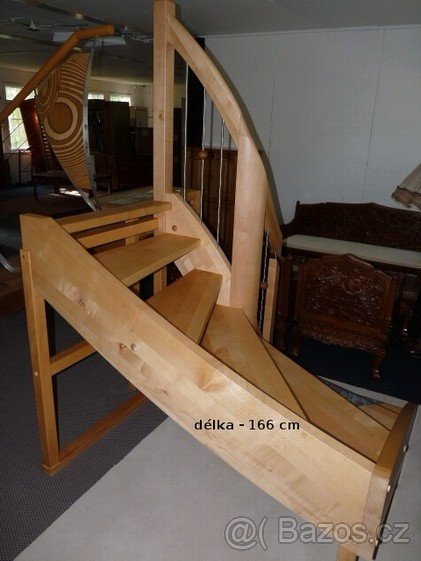 Dřevěné schody do mezipatra