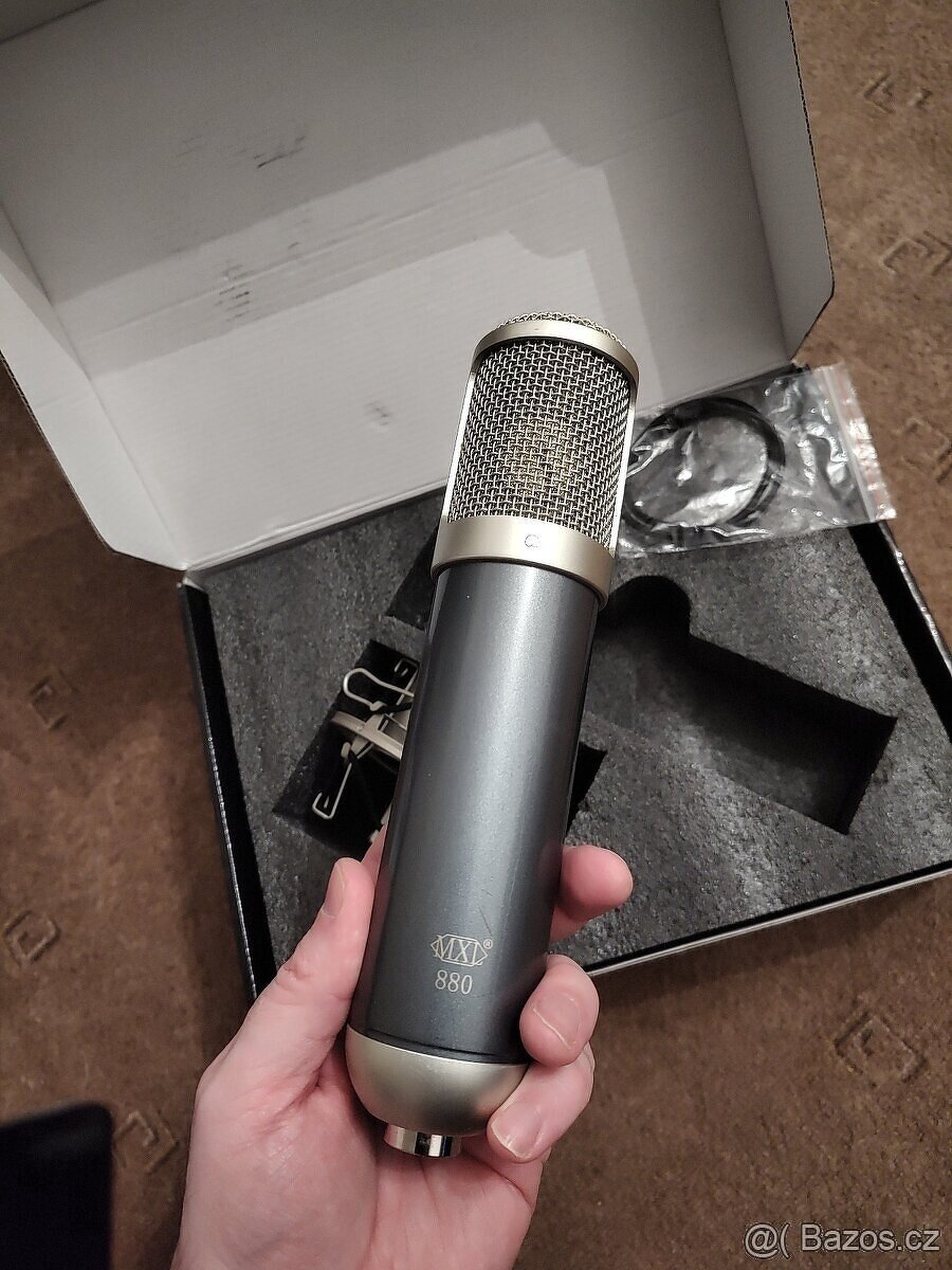 MXl Studiové mikrofony, 880 a 2001 -vada