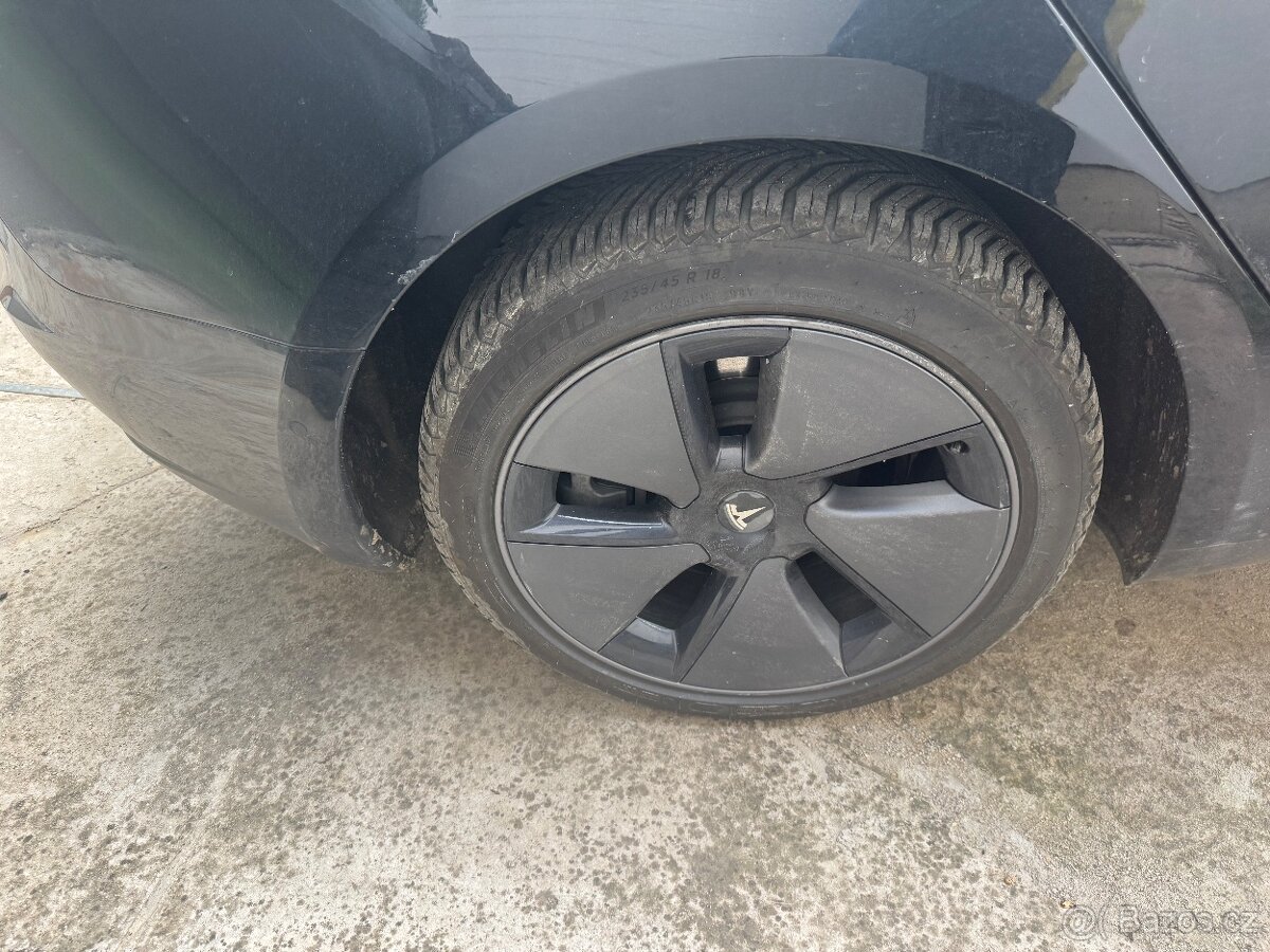 Tesla model 3 poklice