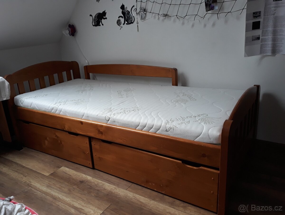 Dřevěná postel jednolůžko 90cm, 2x zábrana, 2x zásuvka