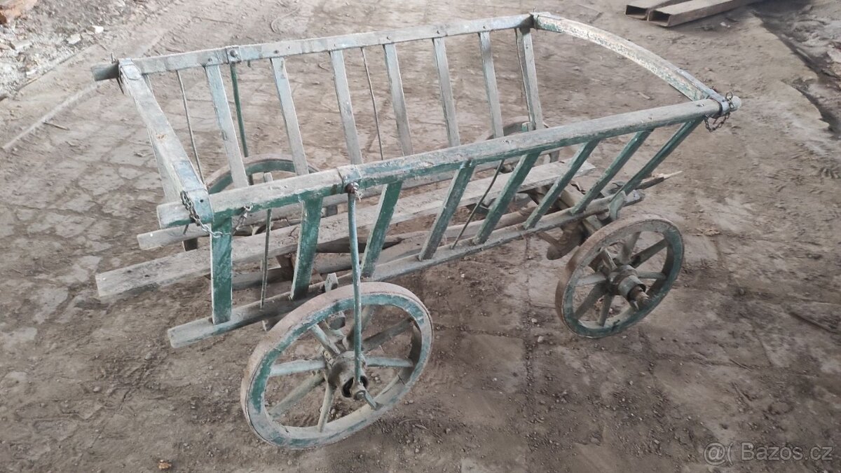 Starý dřevěný loukoťový vozík, žebřiňák