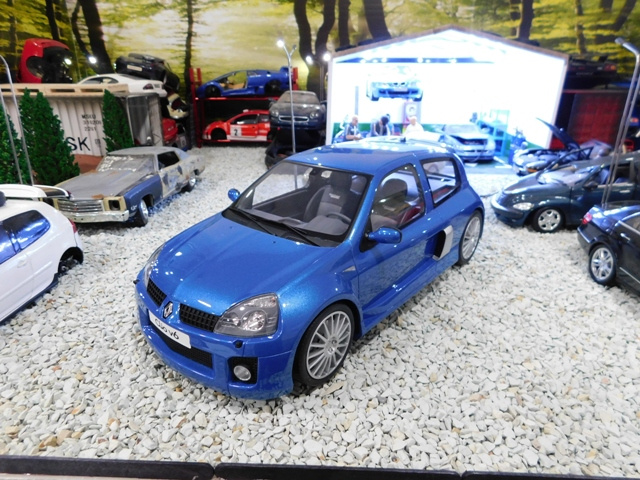 model auta Renault Clio 2 V6 bledo modrá farba otto 1:12
