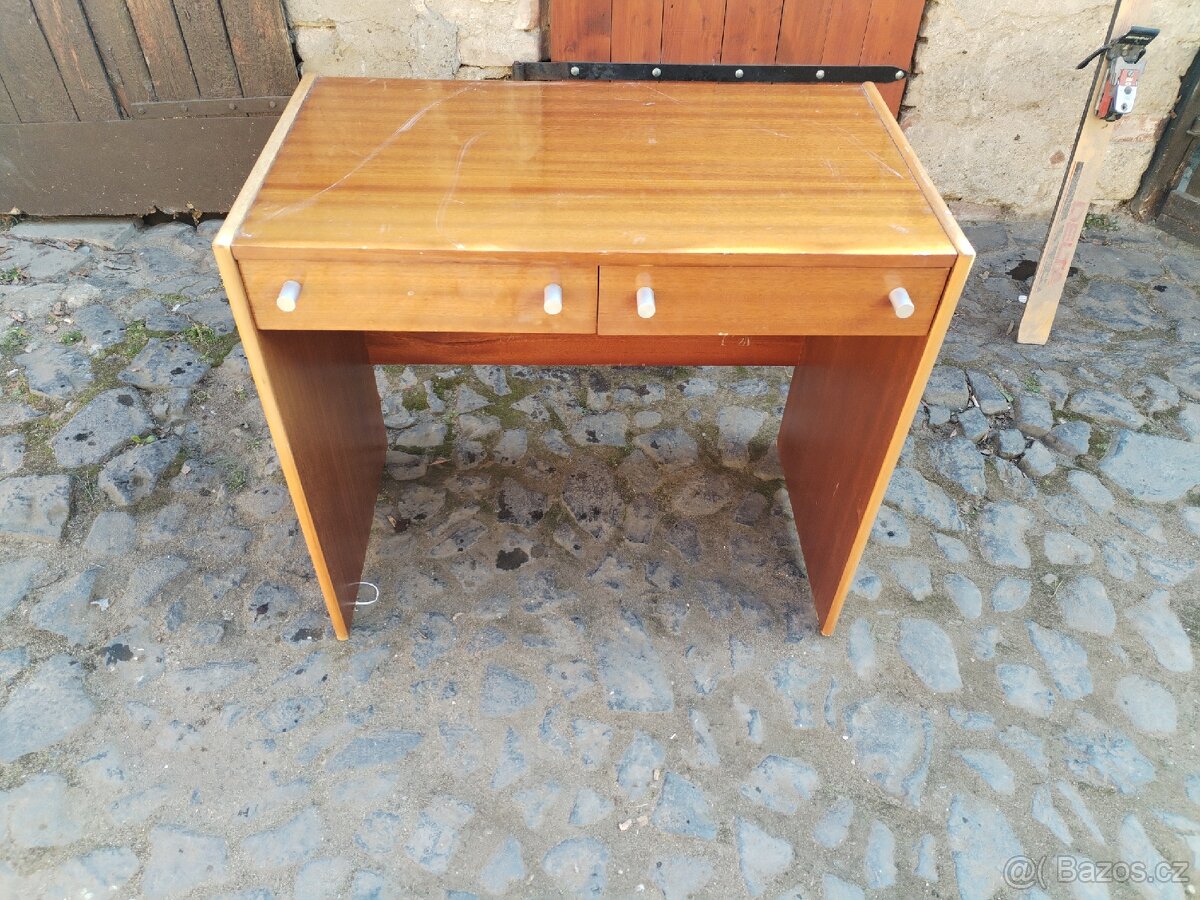 Toaletní stolek