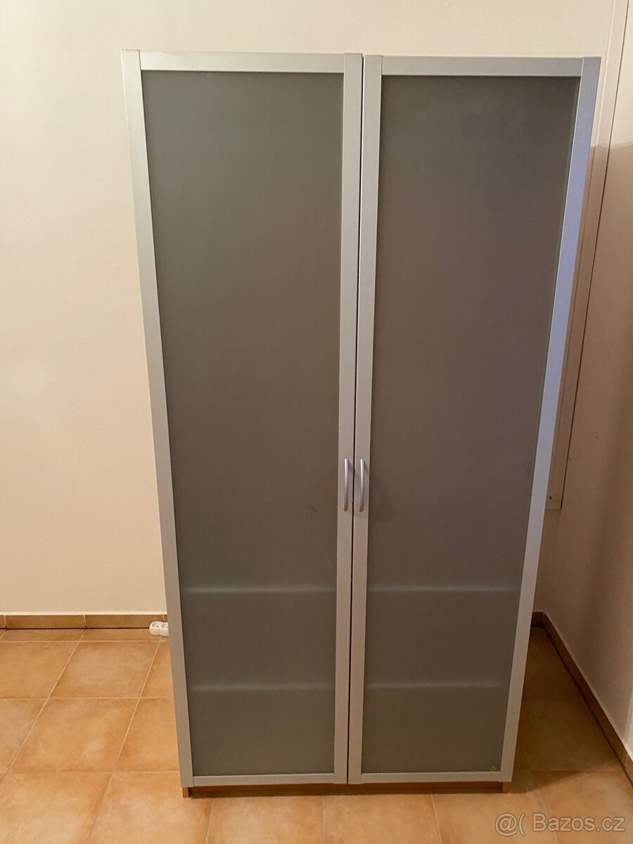 Velká šatní skříň Ikea s tyčí na ramínka a policemi