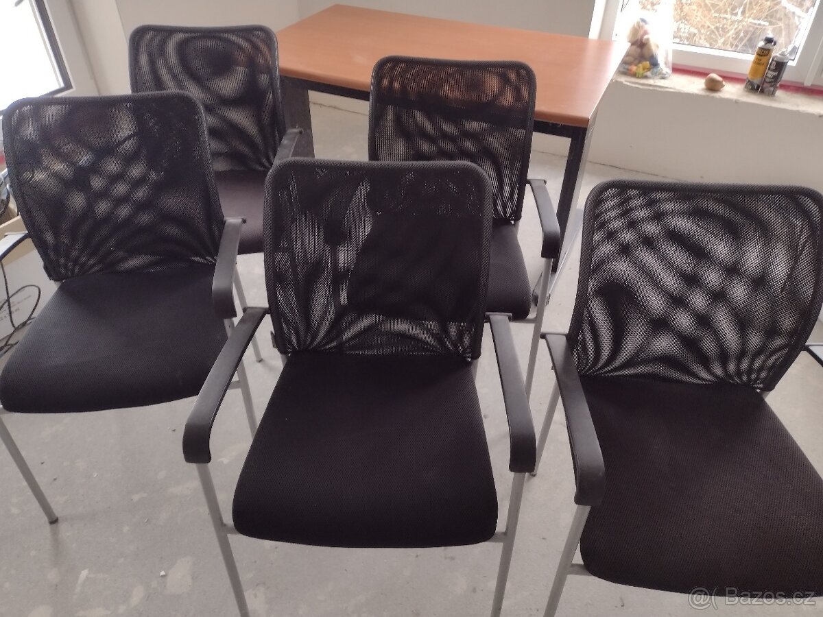 Konferenční židle.Šedý rám, černá síťovina