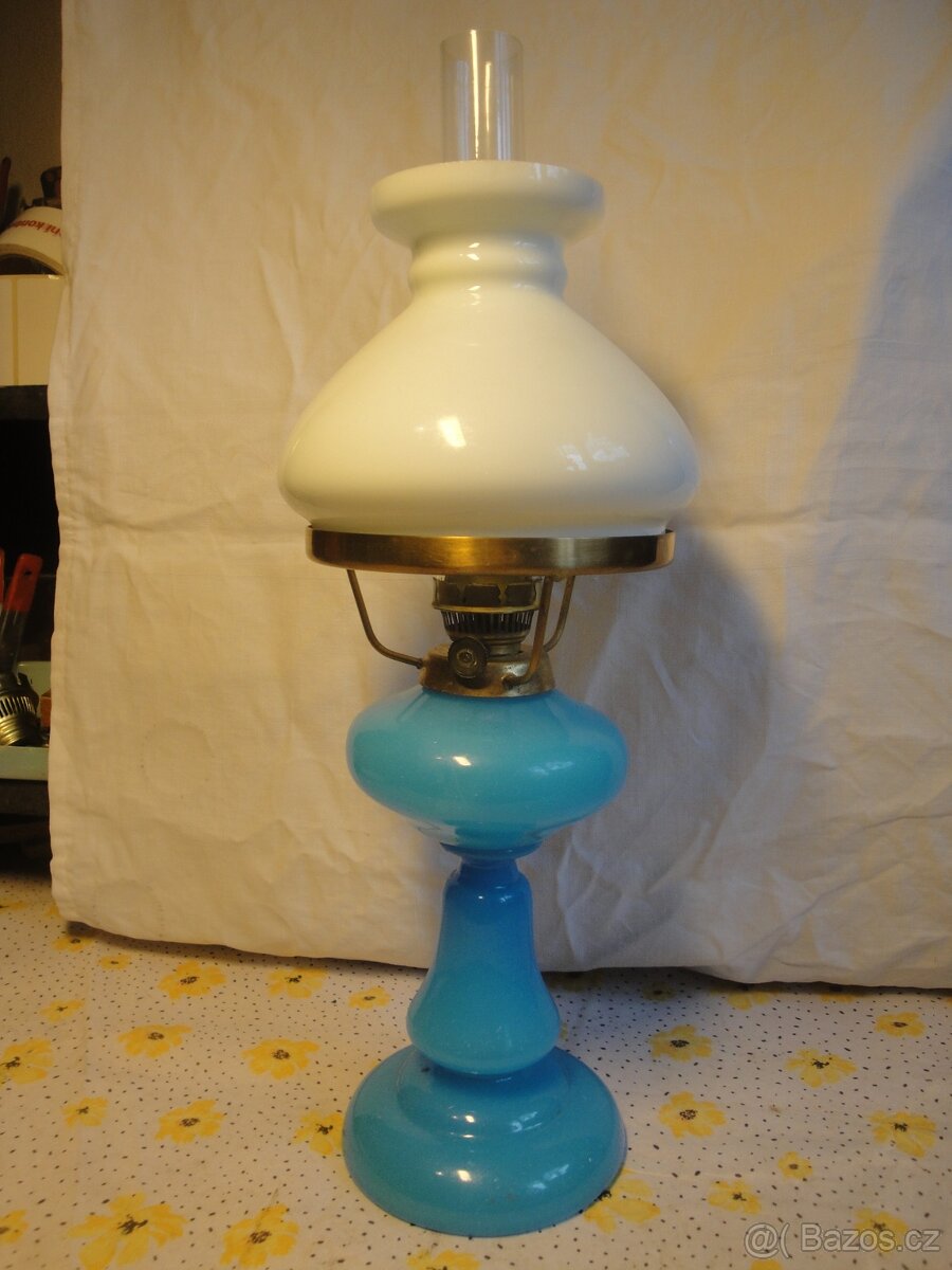 pěkná stará foukaná petrolejová lampa