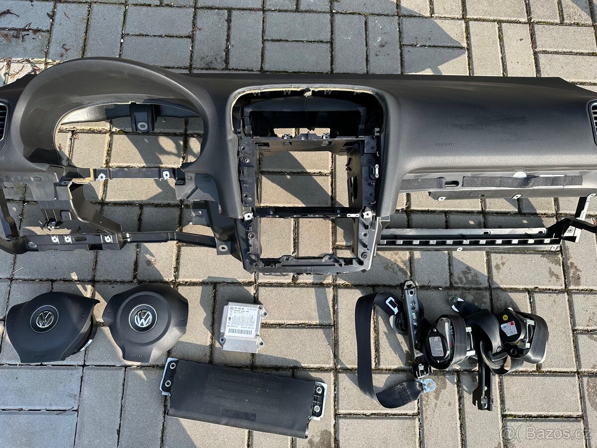VW Golf 6 palubní deska airbagová sada pásy.