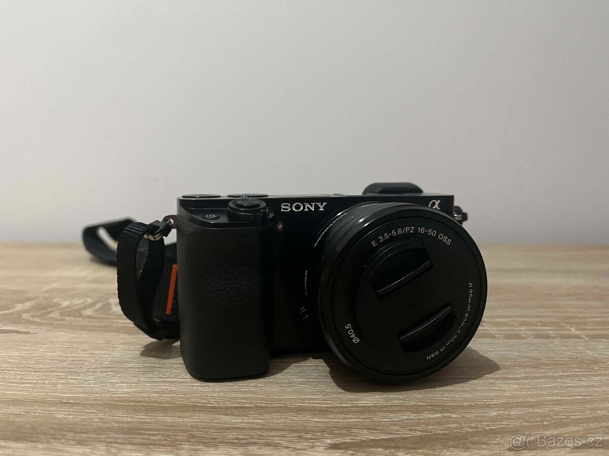 Sony Alpha A6000 s bohatým příslušenstvím