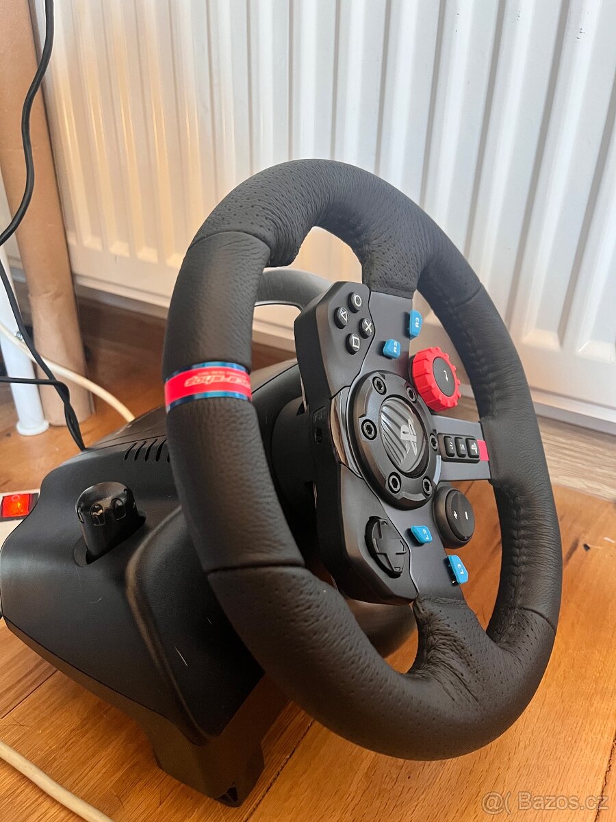 Logitech g29 s řadící pákou a pedalama