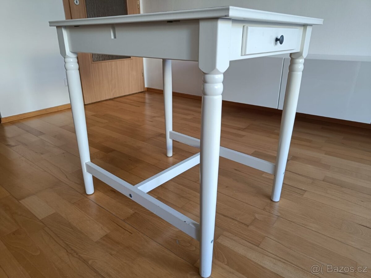 Bílý stůl IKEA
