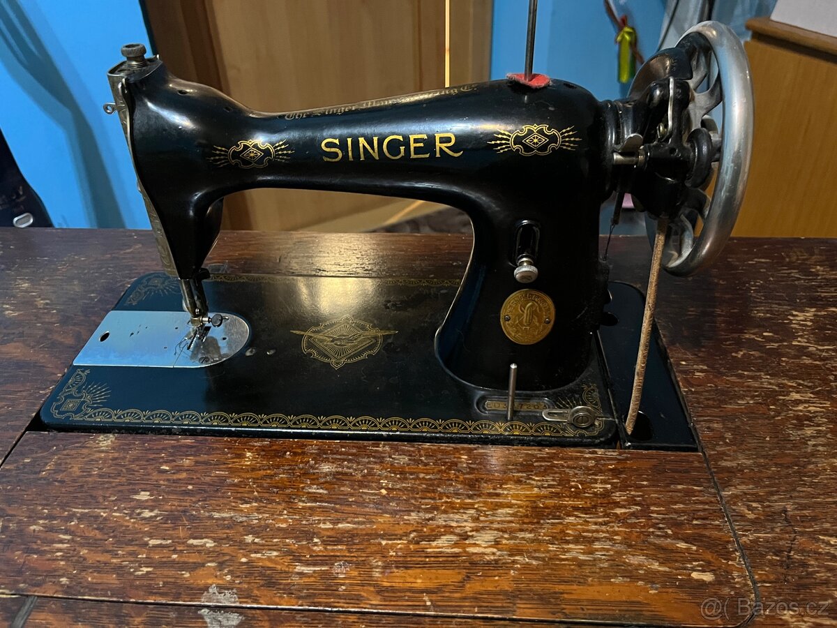 Starožitný šlapací šicí stroj SINGER