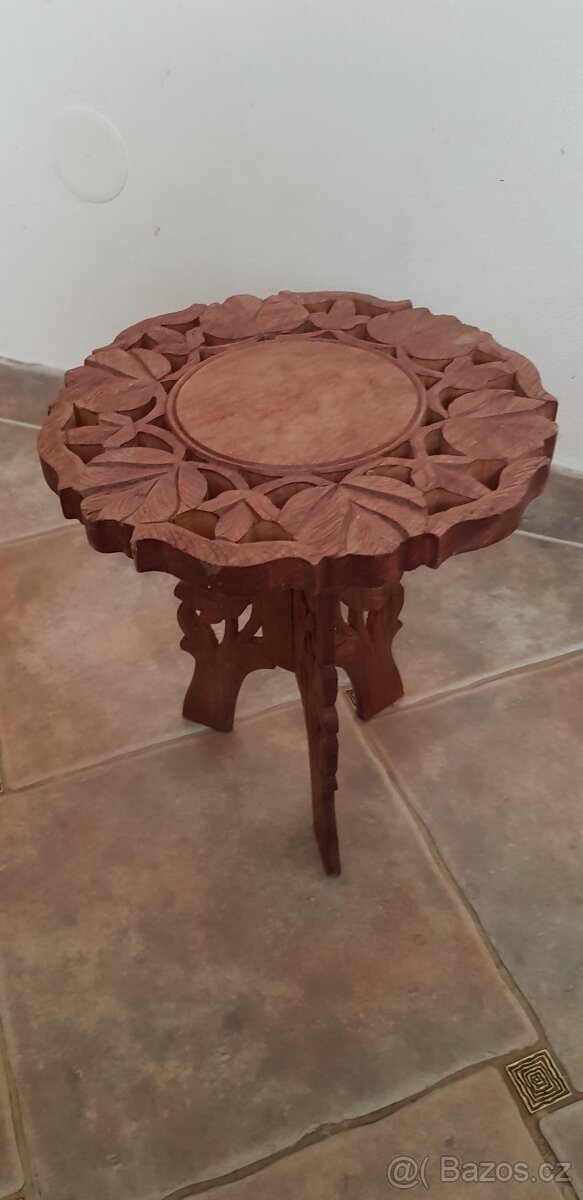 Starožitná skládací stolička z Indie