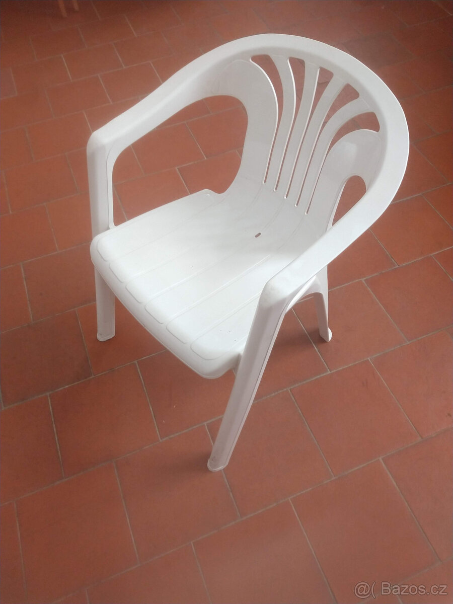 Bílá plastová židle