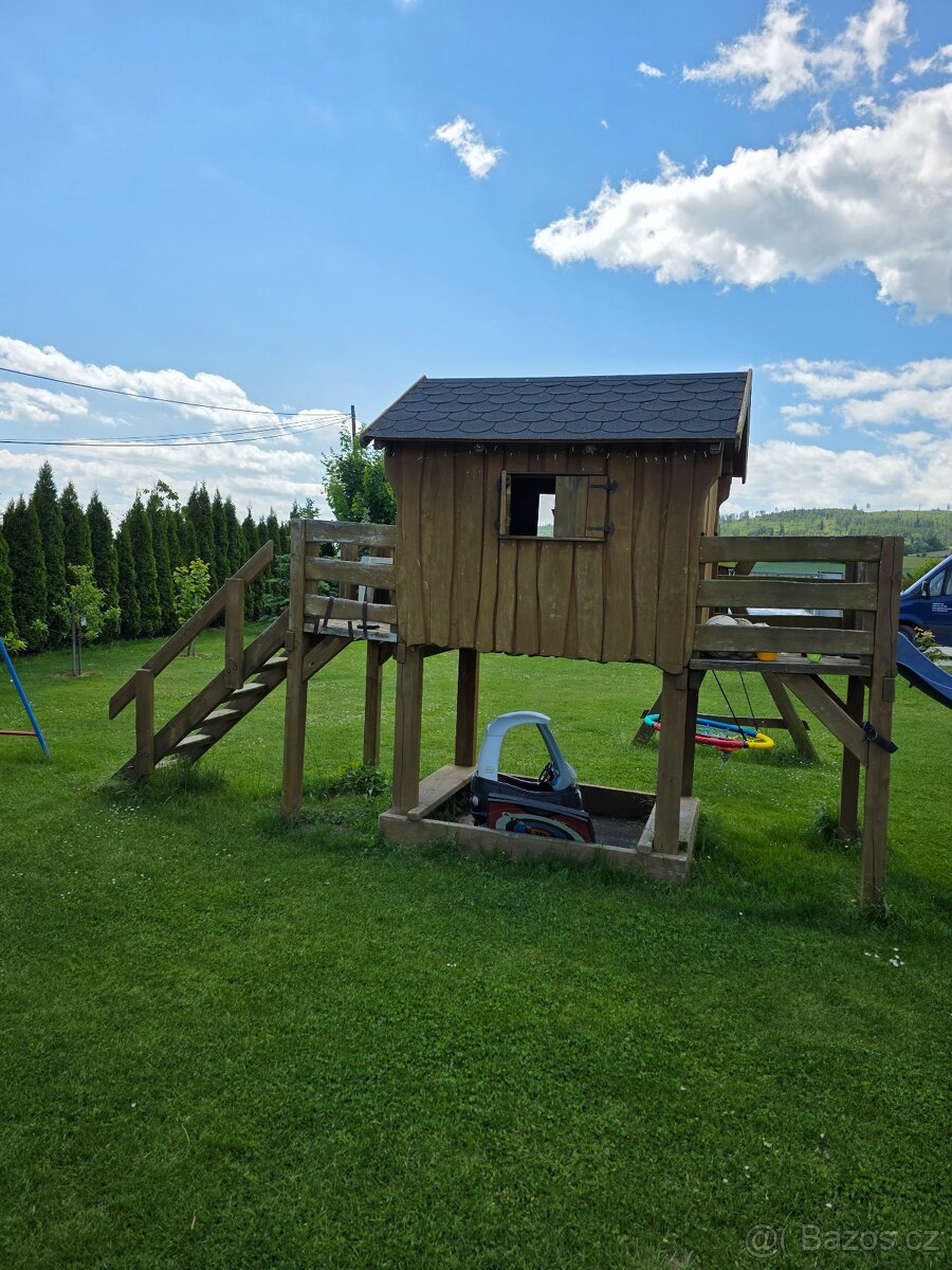 Dětský zahradni domek se skluzavkou
