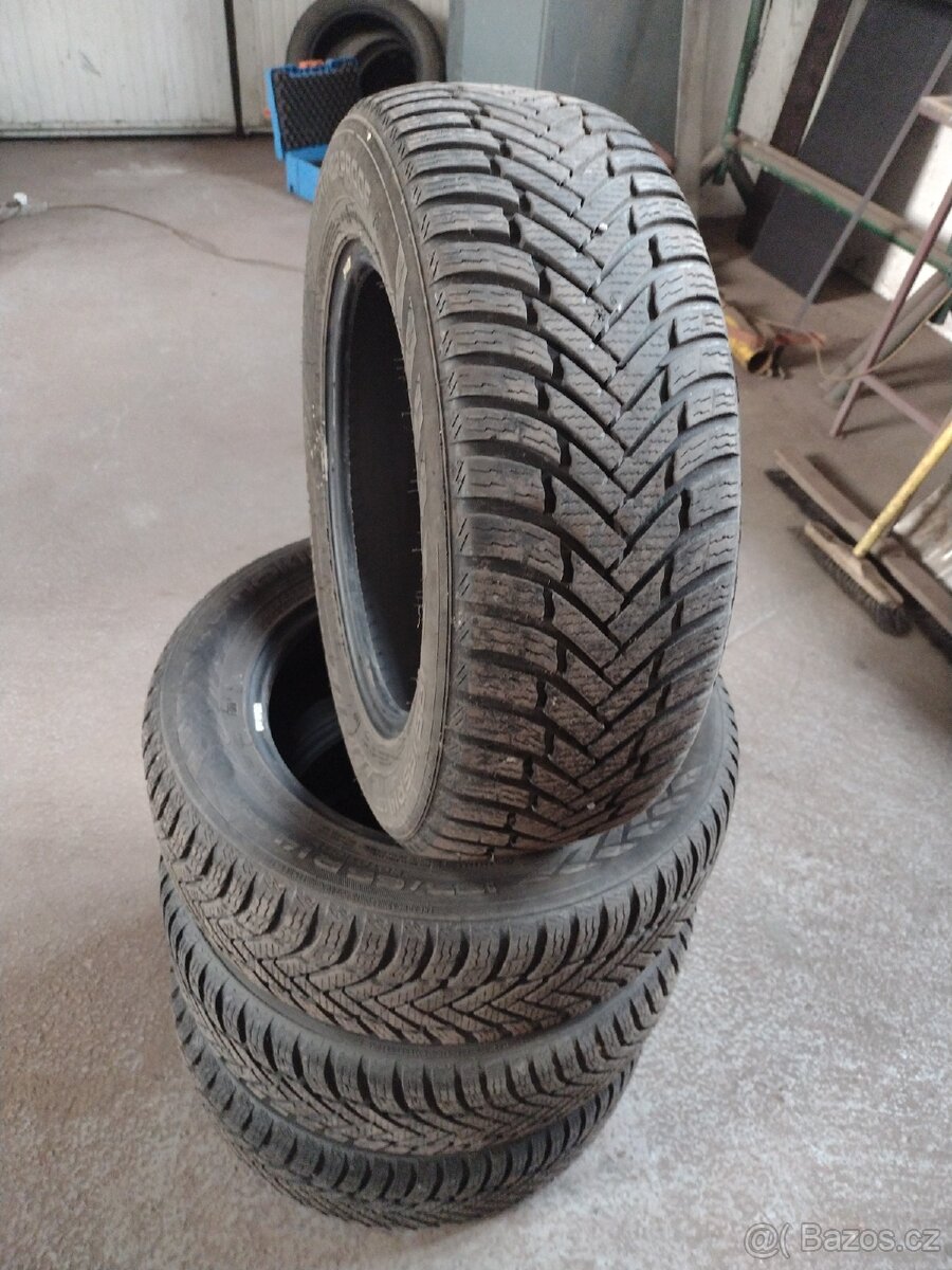 Celoroční pneu