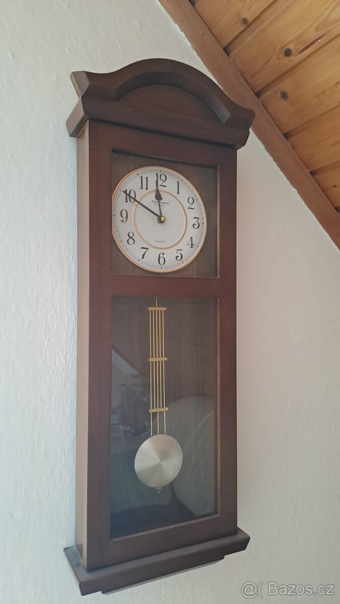Nástěnné kyvadlové hodiny